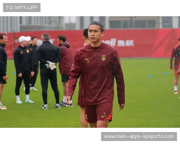 国足锋线组合展现默契配合，足坛锋线组合排名